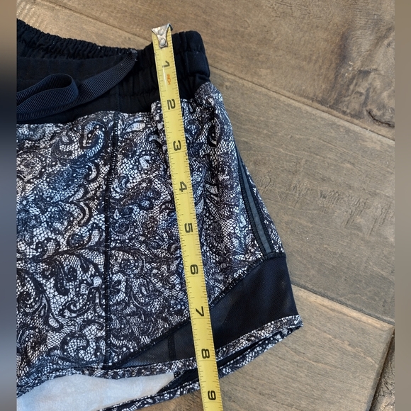 LULULEMON Women's Hotty Hot black masked 2.5" LR shorts - 6 - Picture 7 of 9